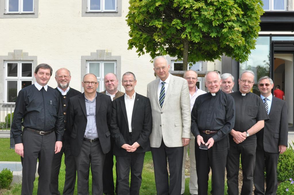 Seit 30 Jahren als Seelsorger tätig: Walter Schmiedel, Peter Brummer, Michael Lechner, Hans Zierer, Peter Neher, Paul Kirchhof, Mirko Cavar, Anton Losinger, Klemens Kieser, Erwin Reichart, Franz Pfeifer (v.links).