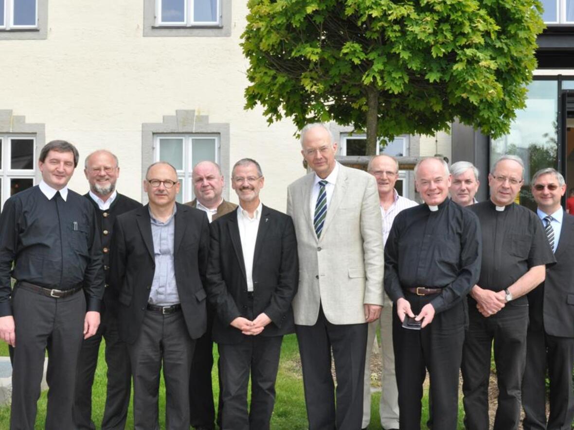 Seit 30 Jahren als Seelsorger tätig: Walter Schmiedel, Peter Brummer, Michael Lechner, Hans Zierer, Peter Neher, Paul Kirchhof, Mirko Cavar, Anton Losinger, Klemens Kieser, Erwin Reichart, Franz Pfeifer (v.links).