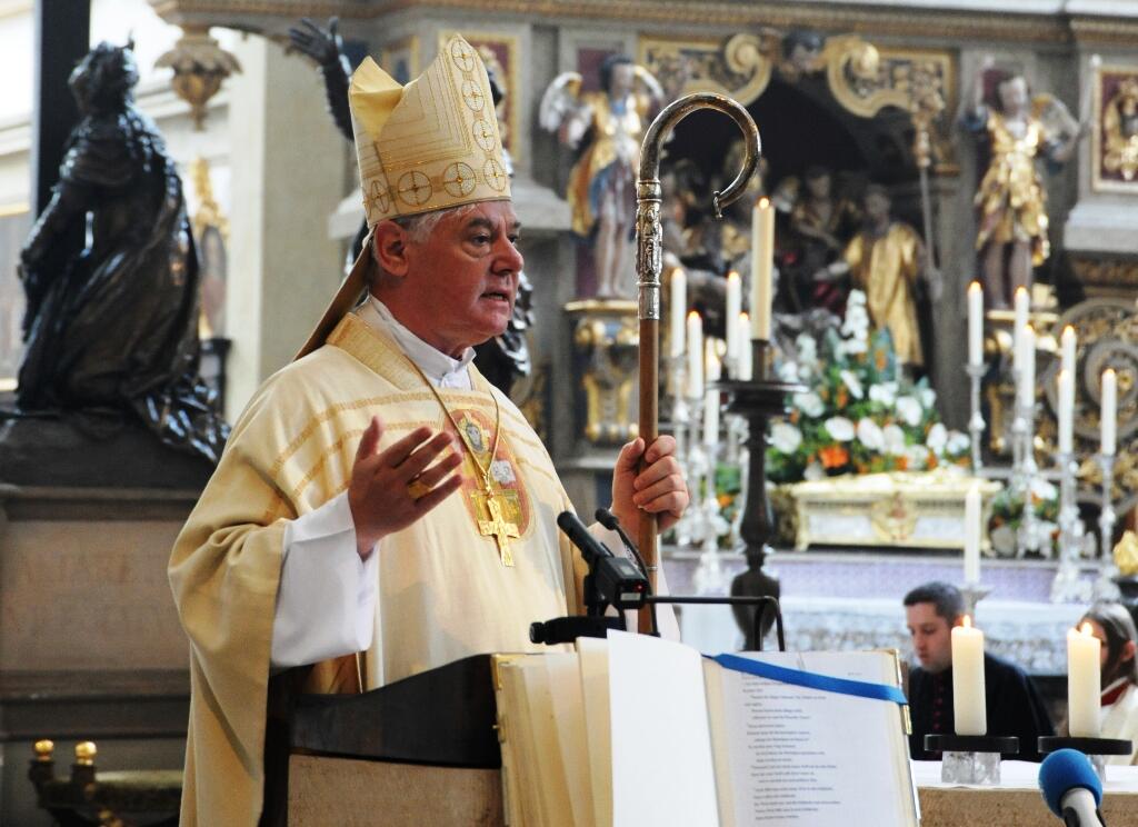 Erzbischof Gerhard Ludwig Müller bei der Predigt, rechts hinter ihm der Ulrichsschrein.