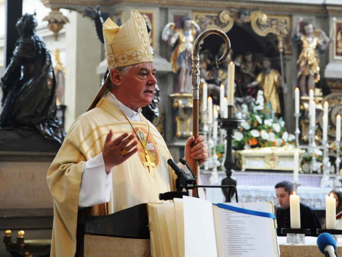 Erzbischof Gerhard Ludwig Müller bei der Predigt, rechts hinter ihm der Ulrichsschrein.