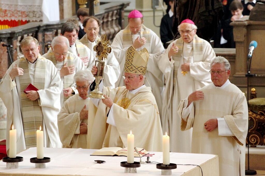 Feierlicher Segen mit dem Ulrichskreuz. Foto: Annette Zoepf