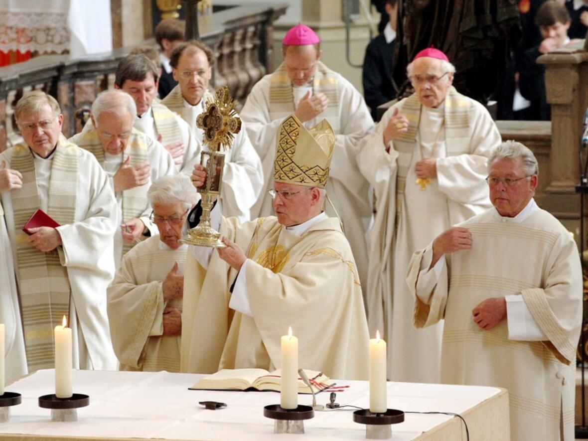 Feierlicher Segen mit dem Ulrichskreuz. Foto: Annette Zoepf