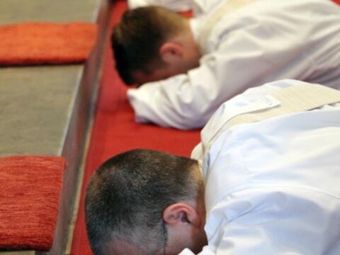 bischof-konrad-hat-vier-diakone-zu-priestern-geweiht976011