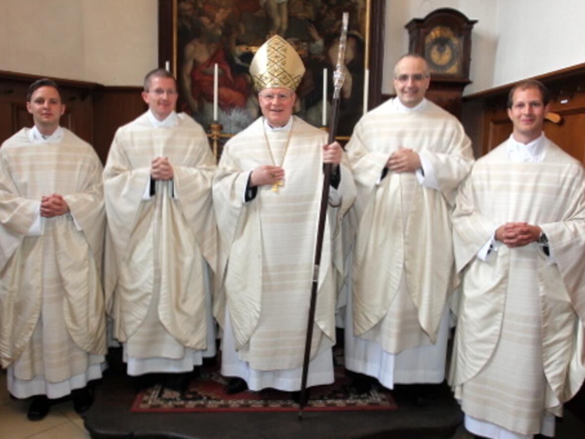 bischof-konrad-hat-vier-diakone-zu-priestern-geweiht976014