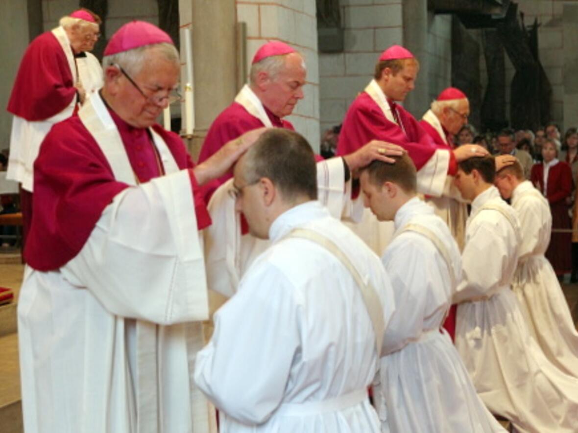 bischof-konrad-hat-vier-diakone-zu-priestern-geweiht976017