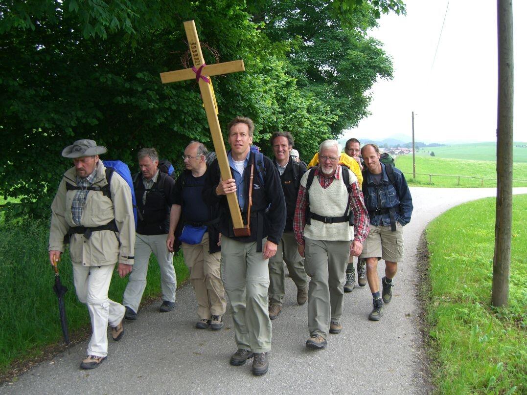 zu-fuss-von-tuerkheim-nach-augsburg-24-stunden-wallfahrt-fuer-maenner-in-der-ulrichswoche975564