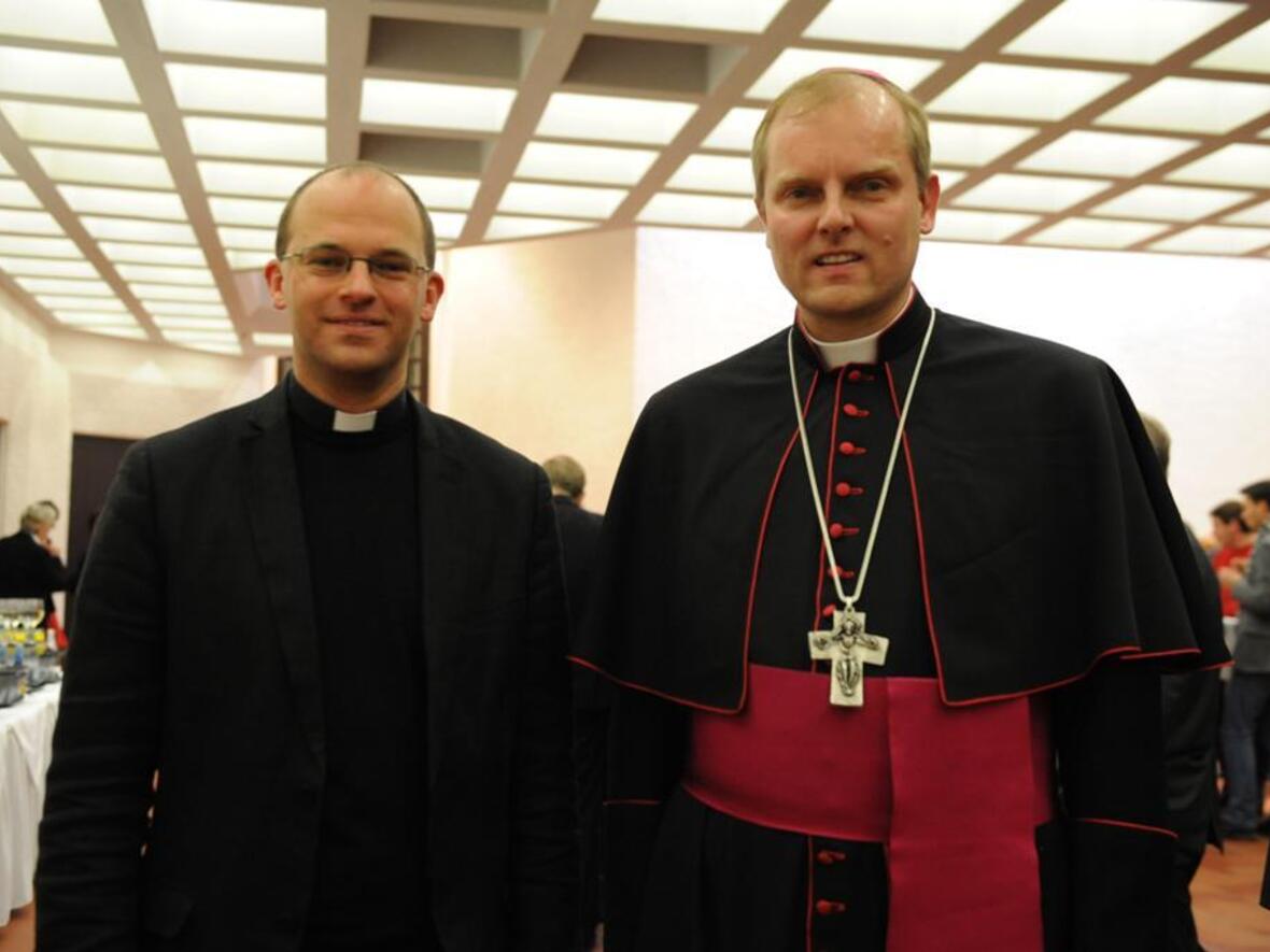 Der neue Diözesanjugendpfarrer und Leiter des Bischöflichen Jugendamts, Florian Markter (links) und sein Vorgänger, Weihbischof Florian Wörner (rechts). 