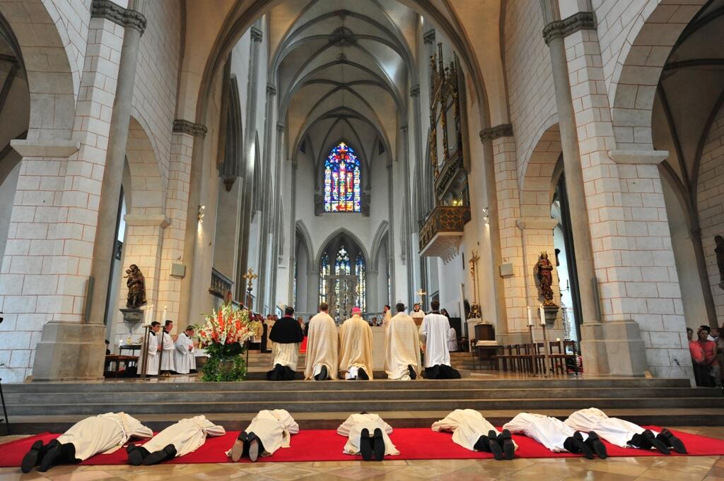 priesterweihe-am-30-juni-im-hohen-dom-zu-augsburg-bischof-konrad-weiht-vier-diakone971052