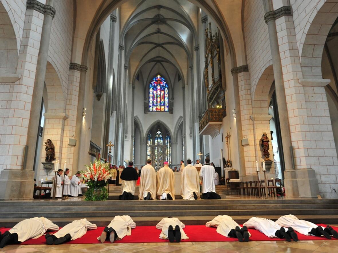 priesterweihe-am-30-juni-im-hohen-dom-zu-augsburg-bischof-konrad-weiht-vier-diakone971052