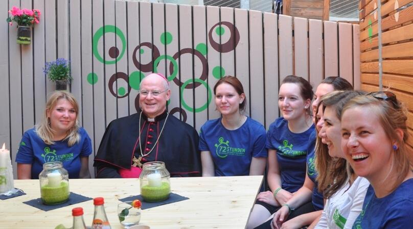 Die Auszubildenden des Bistums Augsburg gestalteten eine Laube im Innenhof des Sozialdienst Katholische Frauen (SKF).