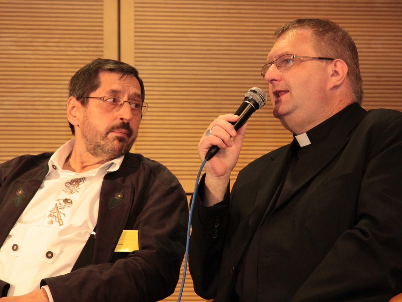 Stadtpfarrer Frank Faulhaber (rechts) berichtet über sein Leben mit einer gespendeten Leber.