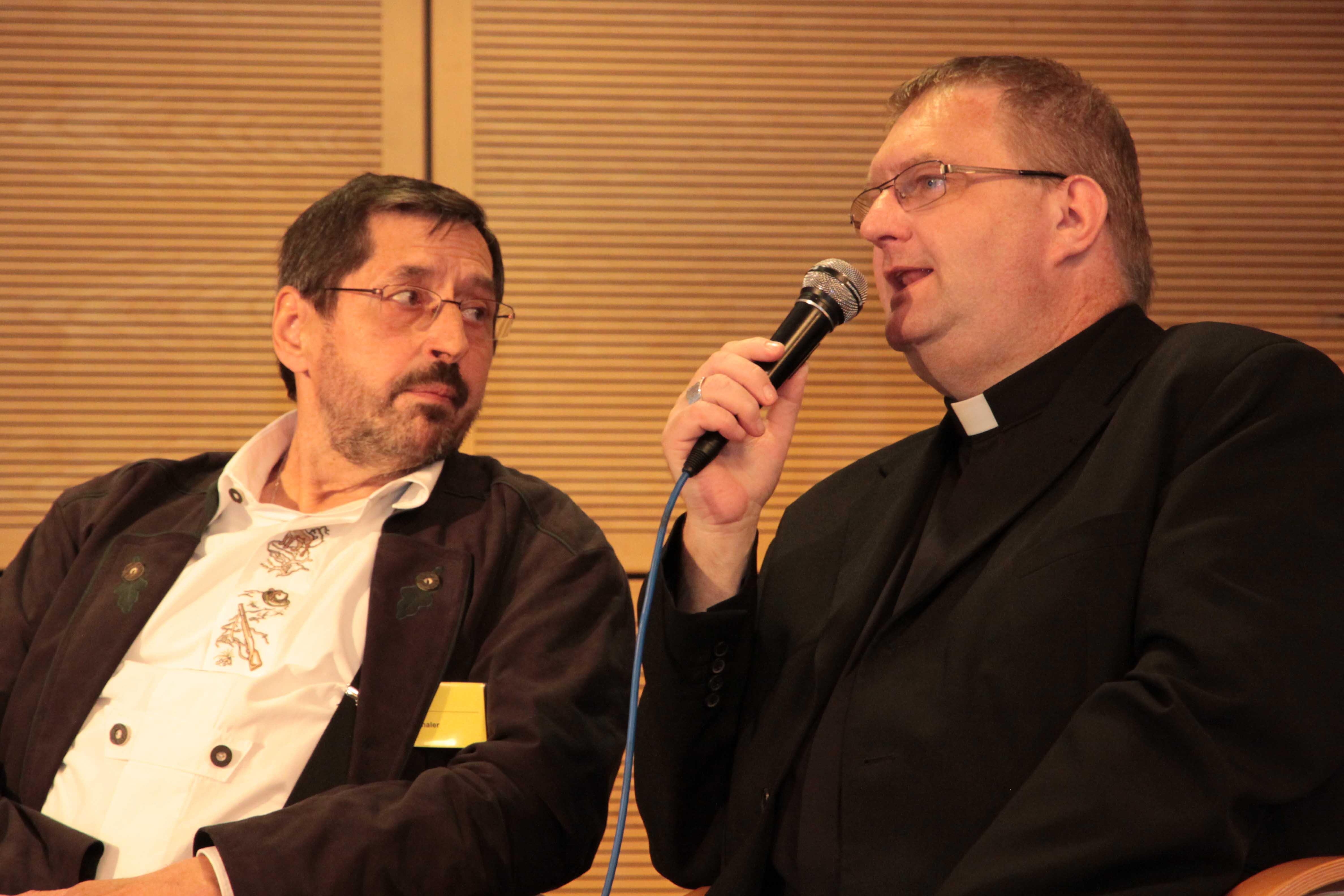 Stadtpfarrer Frank Faulhaber (rechts) berichtet über sein Leben mit einer gespendeten Leber.