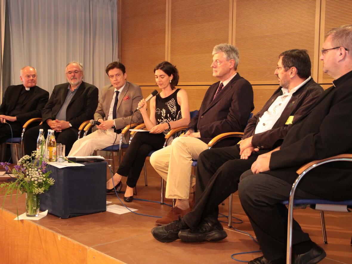 Die Teilnehmer der Podiumsdiskussion (v.l.): Weihbischof Anton Losinger, Burkhard Göke, Bruno Meiser, Julia Nether, Reinhard Lange, Helmut Thaler und Pfarrer Frank Faulhaber.