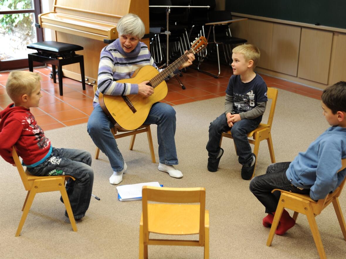 Musikalische Früherziehung bei den Domsingknaben mit Musikpädagogin Bruni Buchberger.