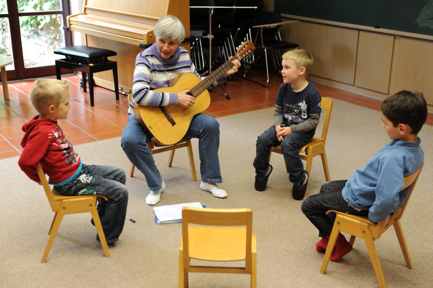 Musikalische Früherziehung bei den Domsingknaben mit Musikpädagogin Bruni Buchberger.