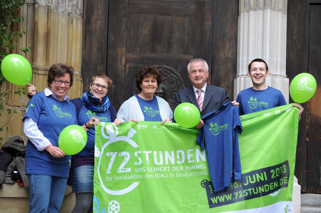 Bei den Organisatoren steigt die Freude von Tag zu Tag:  Heike Müller (Bischöfliches Jugendamt), Johanna Maierbeck (BDKJ Diözesanvorsitzende), Annemarie Leis (BDKJ Diözesangeschäftsführerin), Bezirkstagspräsident Jürgen Reichert (Schirmherr der 72-Stunden-Aktion in der Diözese Augsburg) und Andreas Reimann (Diözesane Steuerungsgruppe) (v.links).