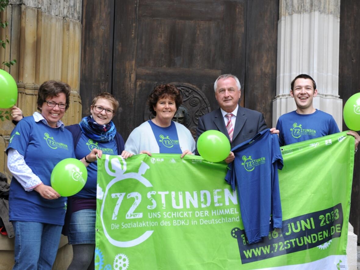 Bei den Organisatoren steigt die Freude von Tag zu Tag:  Heike Müller (Bischöfliches Jugendamt), Johanna Maierbeck (BDKJ Diözesanvorsitzende), Annemarie Leis (BDKJ Diözesangeschäftsführerin), Bezirkstagspräsident Jürgen Reichert (Schirmherr der 72-Stunden-Aktion in der Diözese Augsburg) und Andreas Reimann (Diözesane Steuerungsgruppe) (v.links).