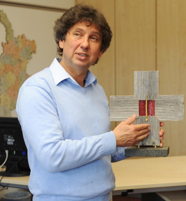 Martin Knöferl stellt das von ihm gefertigte Kreuz ganz bewusst in die Mitte seiner Arbeit.