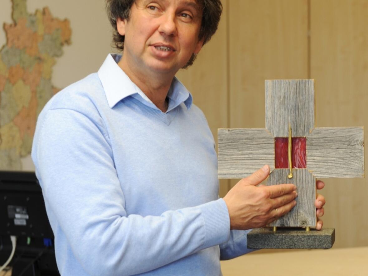 Martin Knöferl stellt das von ihm gefertigte Kreuz ganz bewusst in die Mitte seiner Arbeit.