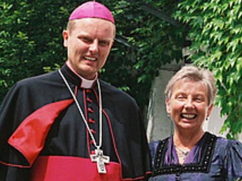 muttertags-nachlese-so-feiern-weihbischof-florian-woerner-und-seine-mutter953142