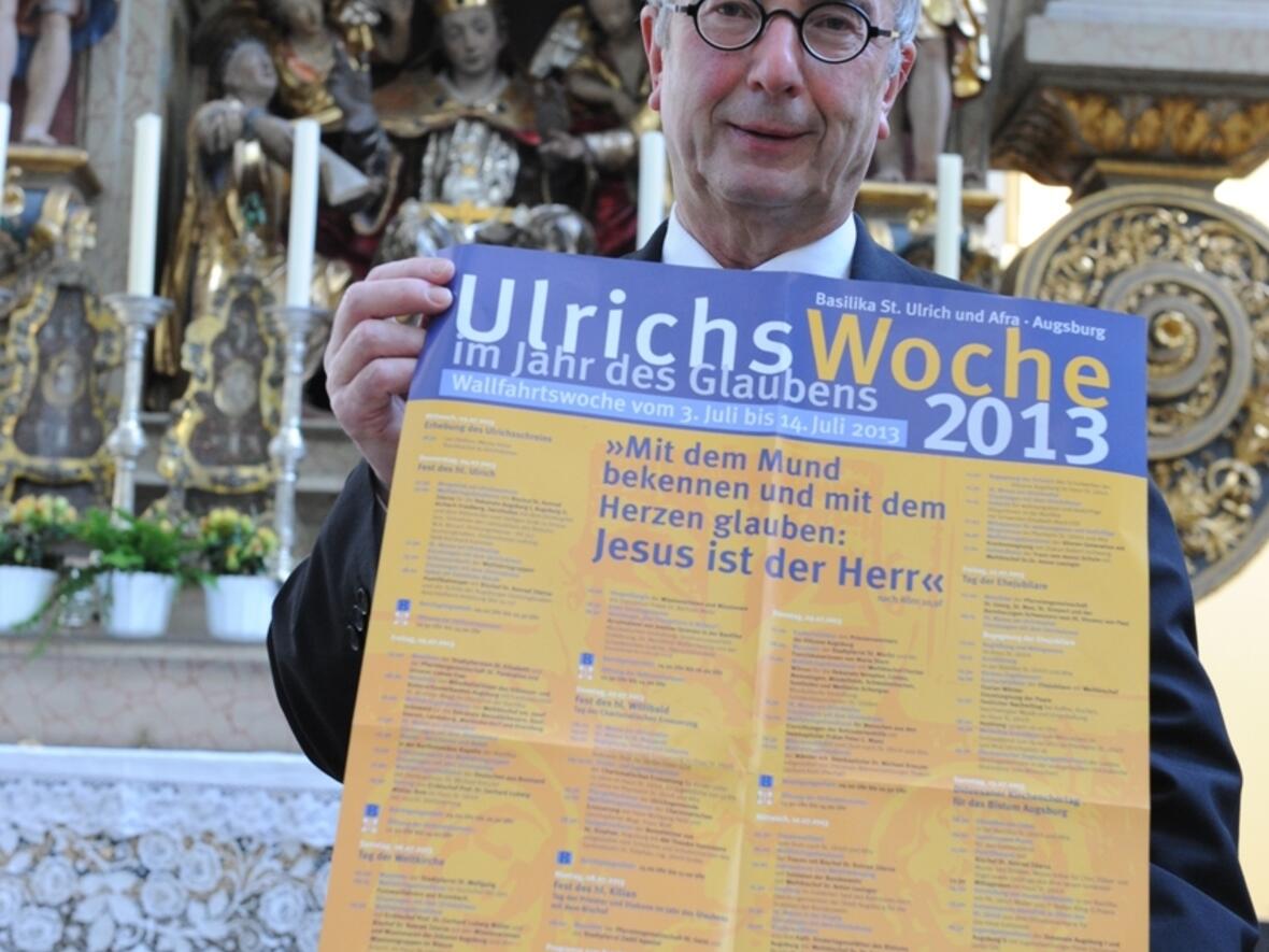 Stadtpfarrer Franz Wolf präsentiert das Programm der Ulrichswoche 2013.