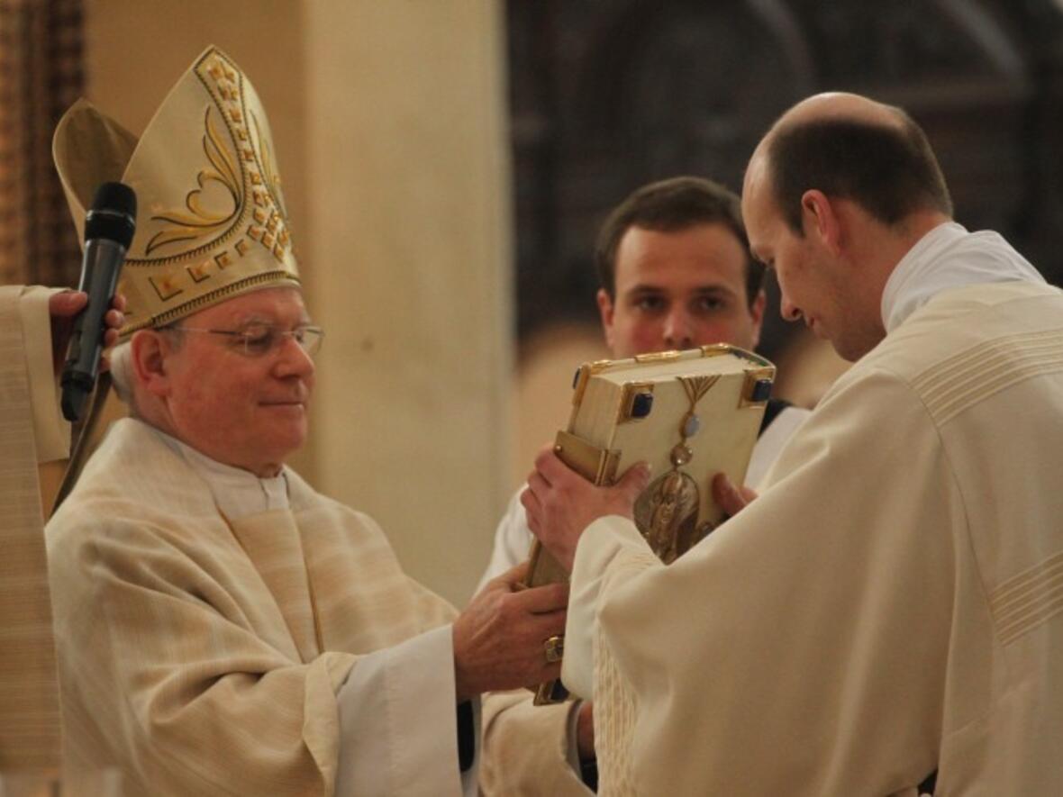 Überreichung des Evangeliars durch den Bischof.