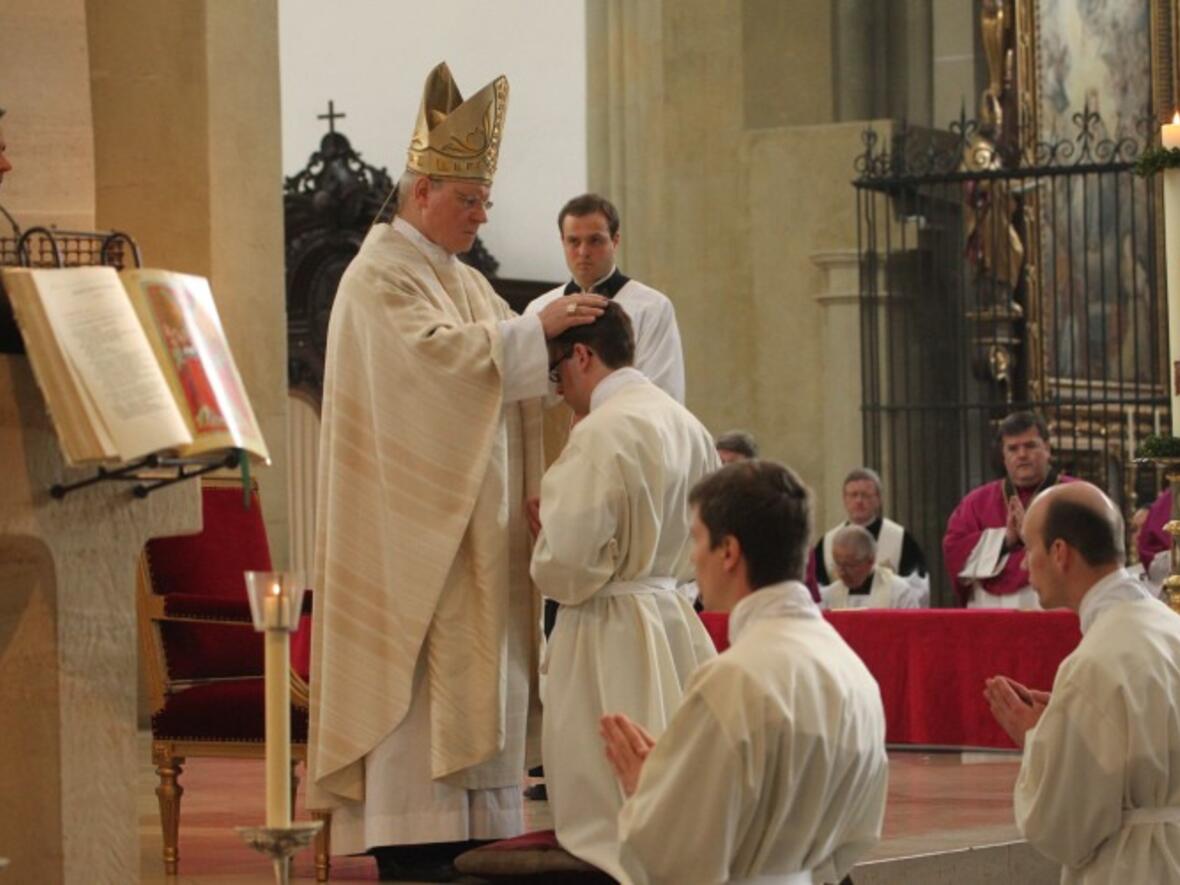 Weihe durch Handauflegung und Gebet.