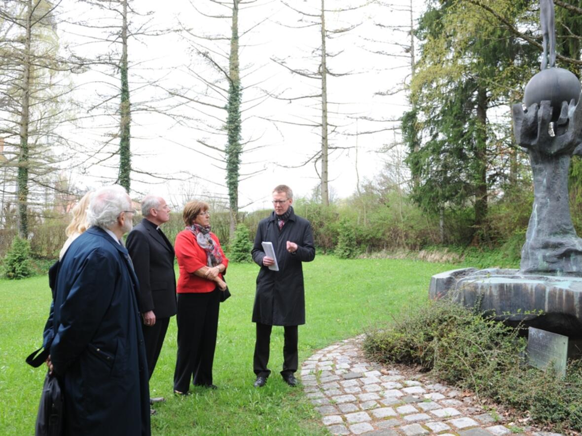 inklusion-vom-ich-denken-zum-wir-denken-vertreter-der-bundesvereinigung-lebenshilfe-und-weihbischof-dr-dr-anton-losinger-besuchen-gedenkstaette-kloster-irsee946709