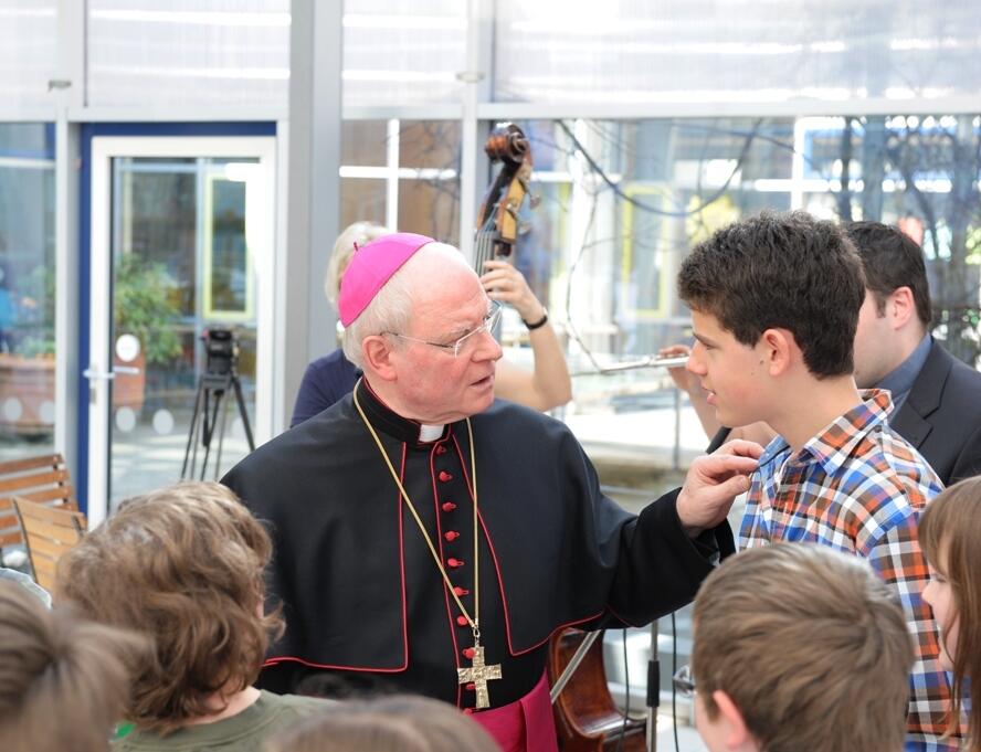 schuelerinnen-und-schueler-der-franz-von-assisi-schule-bereiten-bischof-konrad-einen-begeisterten-empfang944350