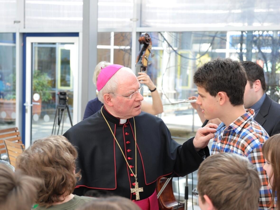 schuelerinnen-und-schueler-der-franz-von-assisi-schule-bereiten-bischof-konrad-einen-begeisterten-empfang944350