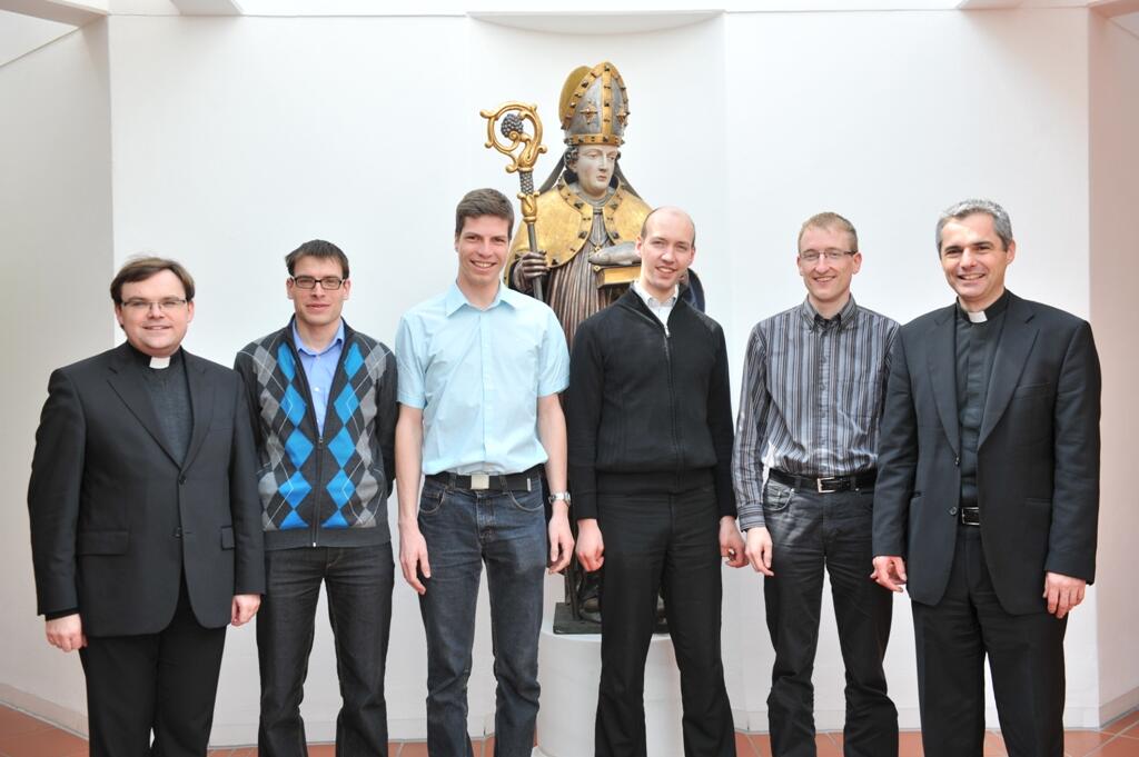 Subregens Rainer Florie, Simon Stegmüller, Gabriel Bucher, Thomas Ruf, Helmut Epp und Regens Martin Straub (von links).