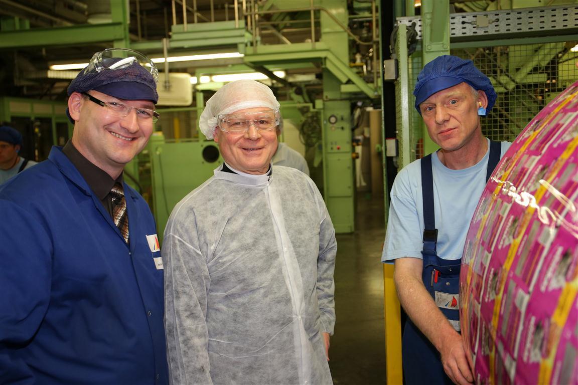 Bischof Konrad im Gespräch mit Mitarbeitern des Unternehmens