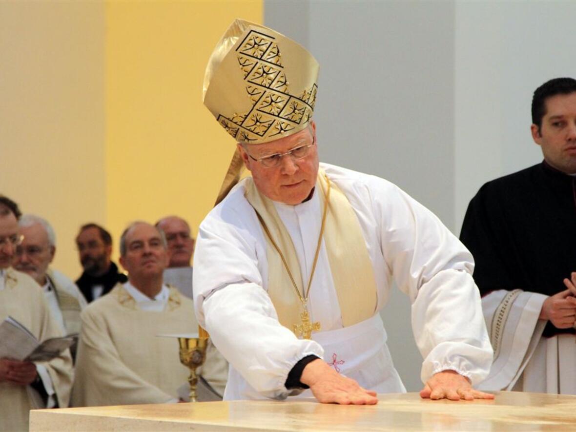 Bischof Konrad verreibt Chrisamöl auf dem Altar. Fotos: Herbert Gairhos, cromos.de