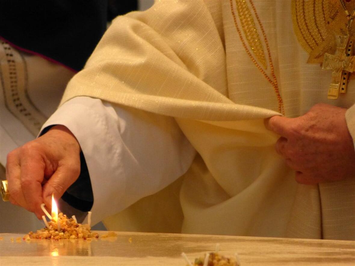 augsburger-moritzkirche-nach-umbau-wiedereroeffnet-bischof-konrad-weiht-den-altar-architekt-john-pawson-idee-war-eine-atmosphaere-des-gebetes-zu-schaffen941687