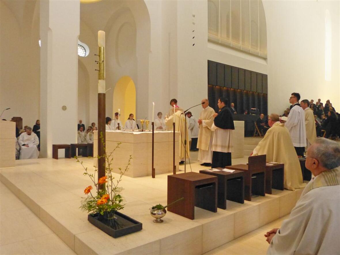 augsburger-moritzkirche-nach-umbau-wiedereroeffnet-bischof-konrad-weiht-den-altar-architekt-john-pawson-idee-war-eine-atmosphaere-des-gebetes-zu-schaffen941690