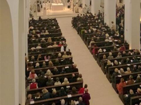 augsburger-moritzkirche-nach-umbau-wiedereroeffnet-bischof-konrad-weiht-den-altar-architekt-john-pawson-idee-war-eine-atmosphaere-des-gebetes-zu-schaffen941693
