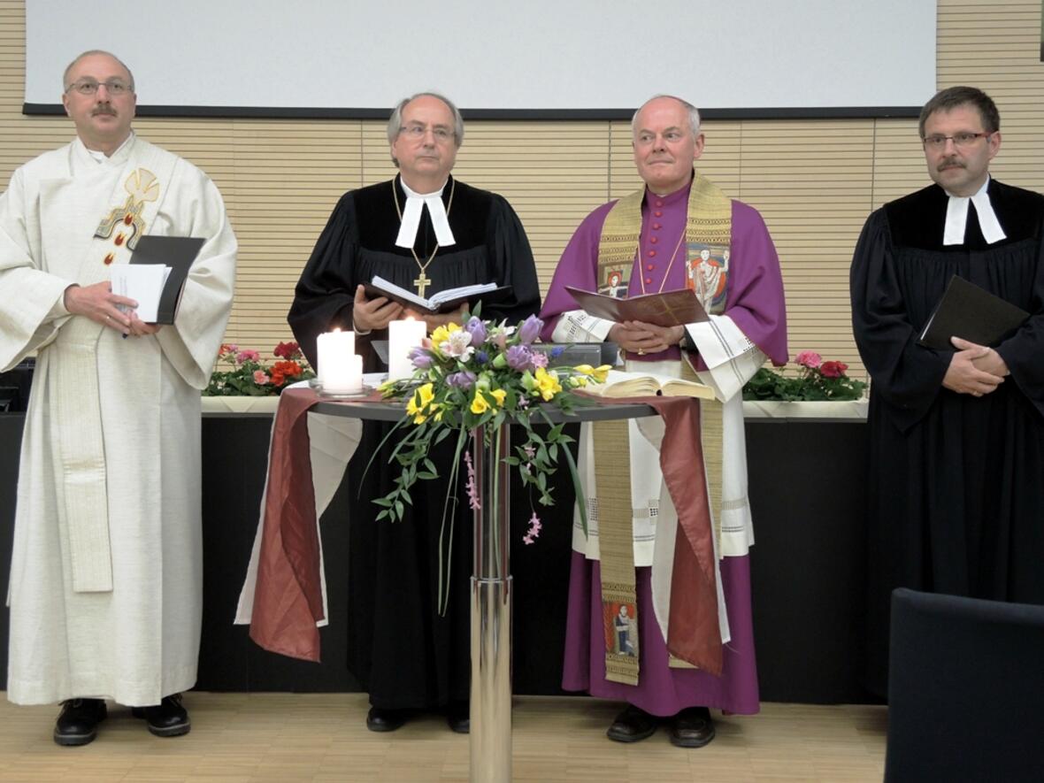 Beim ökumenischen Gottesdienst im Tagungssaal des Marktoberdorfer Landratsamts (v. l.): Diakon Elmar Schmid (Marktoberdorf), Regionalbischof Michael Grabow, Weihbischof DDr. Anton Losinger (beide Augsburg) und Pfarrer Friedrich Martin (Obergünzburg).