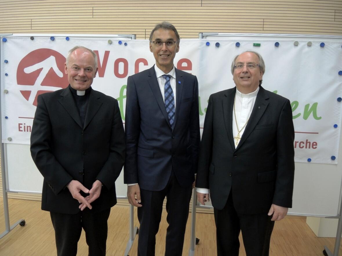Freude über die gelungene Hauptveranstaltung der „Woche für das Leben“ (v.l.): Weihbischof DDr. Anton Losinger, der Landrat des Ostallgäu Johann Fleschhut und Regionalbischof Michael Grabow.
