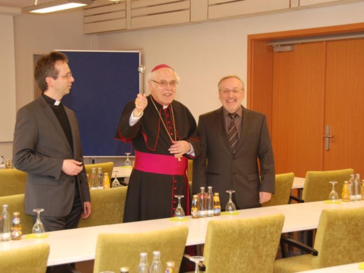 Nach dem Gottesdienst ging Weihbischof Josef Grünwald durch das ganze Haus. Hier segnet er einen Tagungsraum, begleitet von KJF-Direktor Domkapitular Armin Zürn (links) und Invivo-Geschäftsführer Dr. Norbert Turulski.