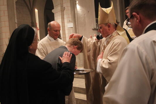 halt-spueren-wenn-man-kein-ziel-hat-wenn-man-zum-abrutschen-kommt-bischof-konrad-spendet-18-jaehrigem-studenten-aus-zwickau-die-taufe929584
