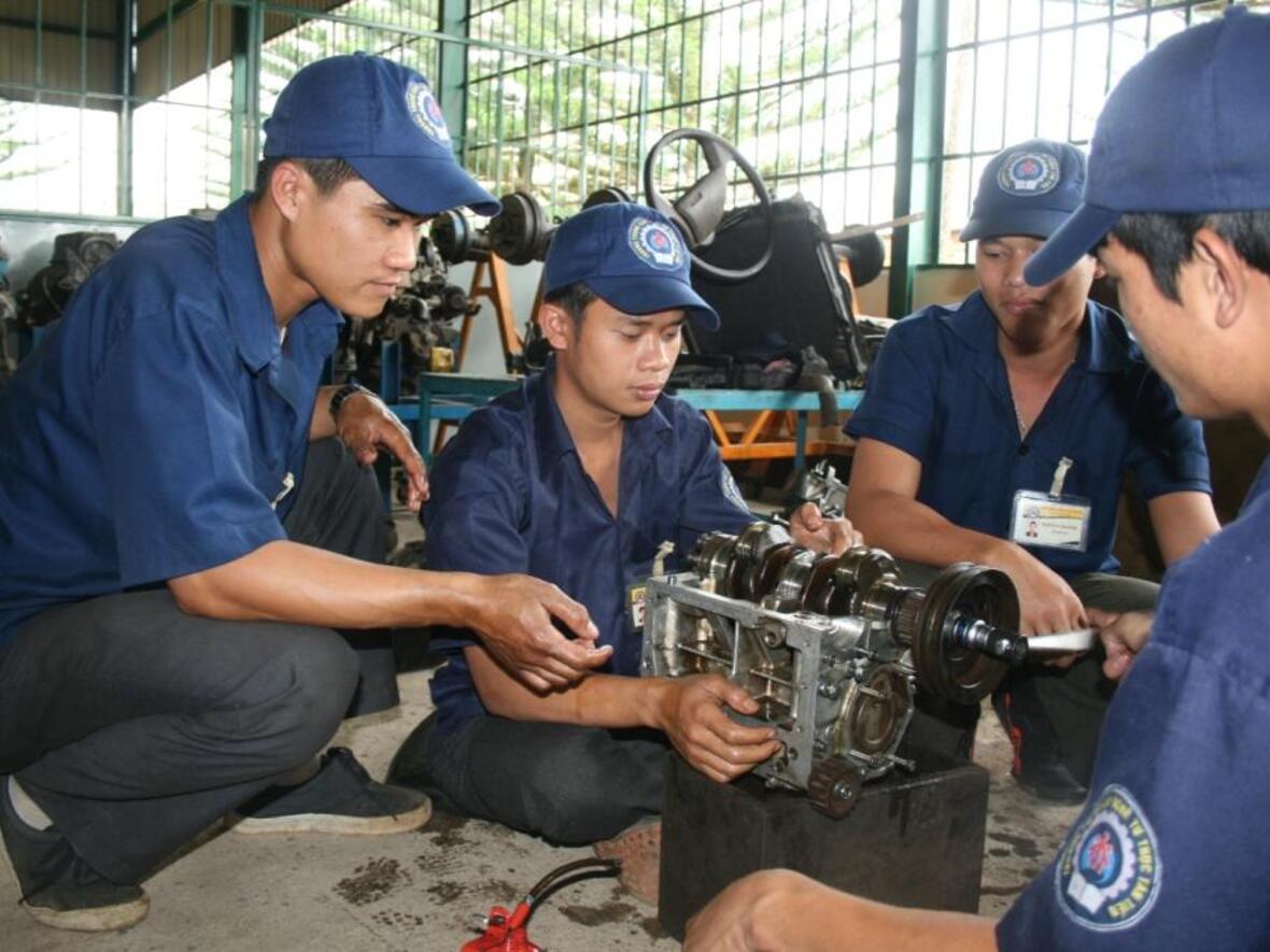 Unterstützenswert: Die Ausbildung von jungen KFZ-Mechanikern im Berufsbildungszentrum in Phuoc Loc/Vietnam.