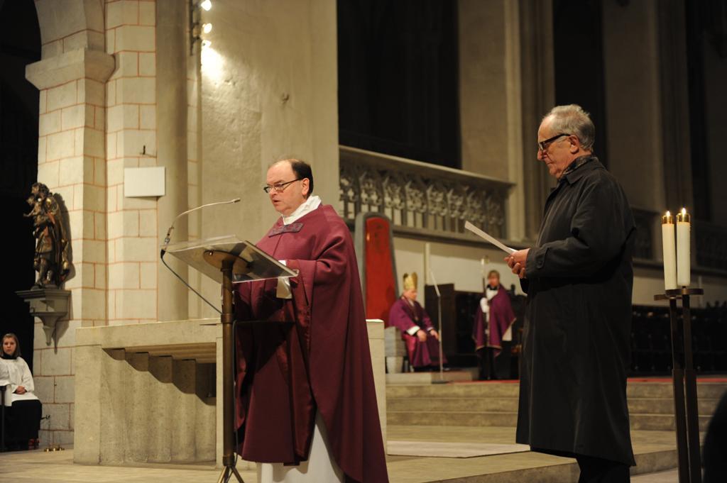 Texte aus der Feder von Papst Benedikt: Lektoren haben sie beim Abschiedsgottesdienst im Dom vorgetragen.