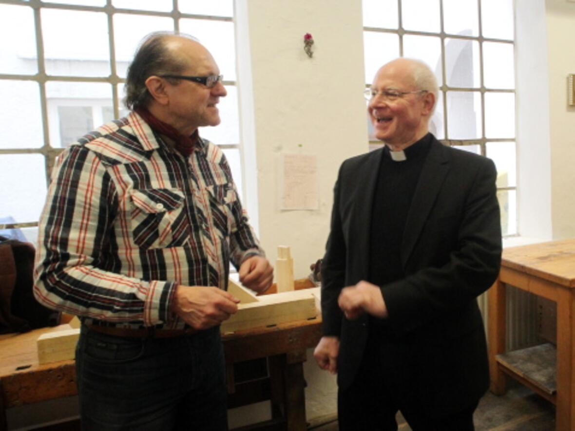 Bischof Konrad im Gespräch mich Ulrich Groß, Leiter der Holzwerkstatt des SKM. Foto: Zoepf