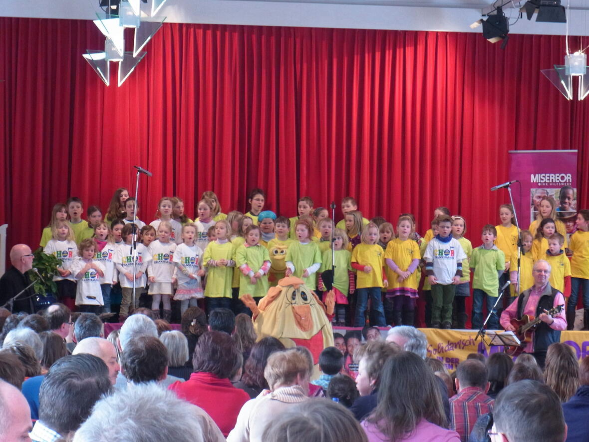 Siegfried Fietz (links) studierte mit 3 Kinderchören sein neues Kindermusikal "Falsches Spiel im Reisfeld" ein.