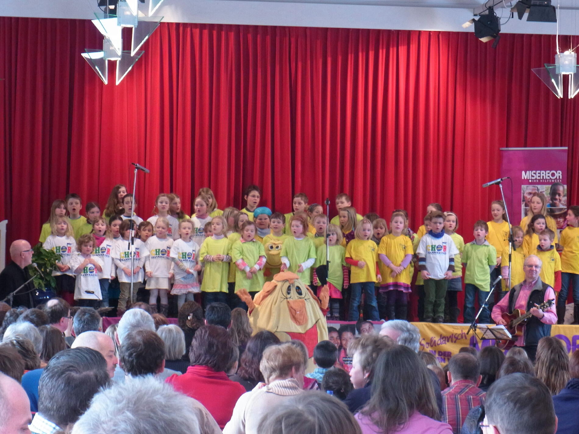 Siegfried Fietz (links) studierte mit 3 Kinderchören sein neues Kindermusikal "Falsches Spiel im Reisfeld" ein.
