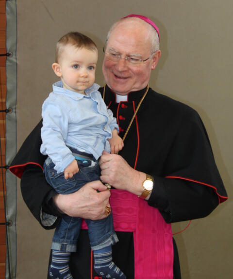 bischof-konrad-mit-an-bord-pfarreimitglieder-erleben-bei-gottesdienst-und-quizspiel-ihren-oberhirten901281