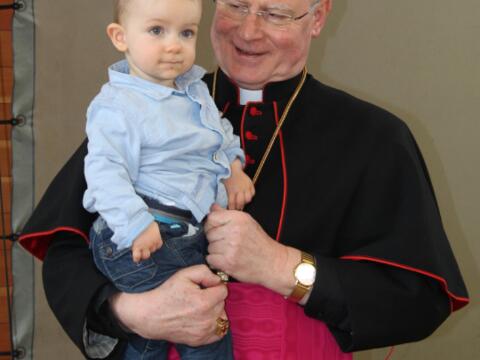 bischof-konrad-mit-an-bord-pfarreimitglieder-erleben-bei-gottesdienst-und-quizspiel-ihren-oberhirten901281