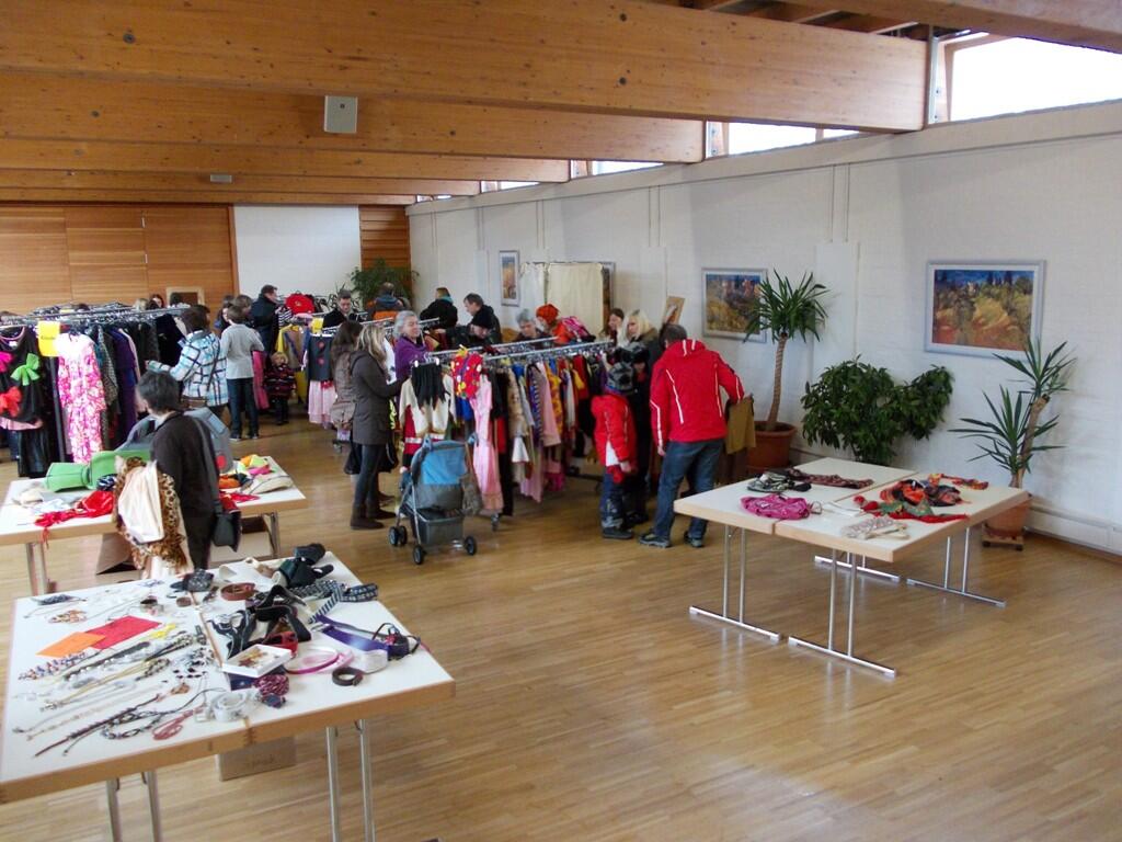 Einer der Benefizfaschingsmärkte der "aktion hoffnung". 