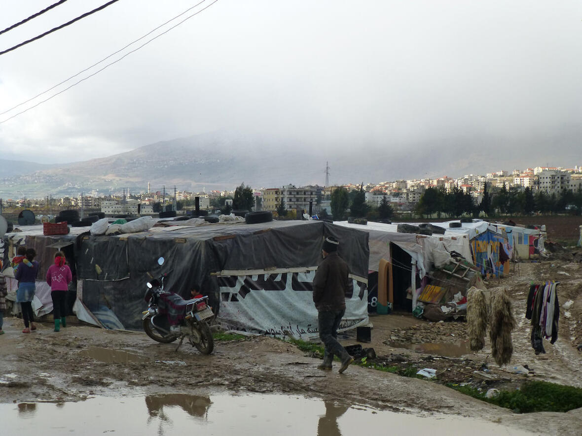 Nach langem starkem Regen stehen die provisorischen Flüchtlingslager unter Wasser. Foto: Caritas