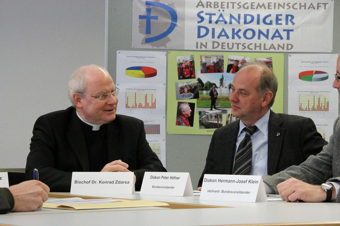 Bischof Konrad und Diakon Peter Höfner während des Pressegespräches.